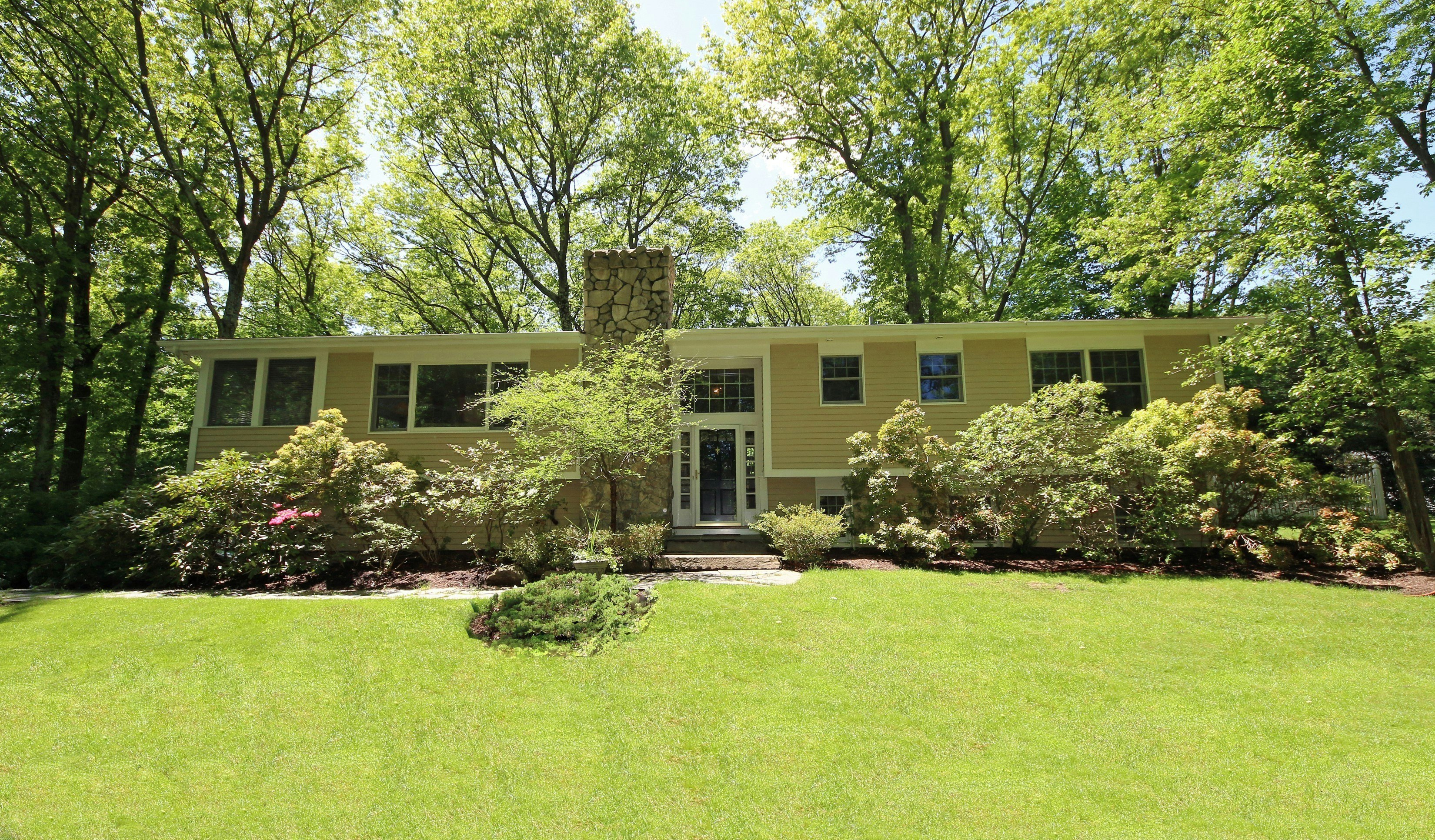 49 Silver Spring Road, Ridgefield, CT 06877, Presented by Laura Ancona